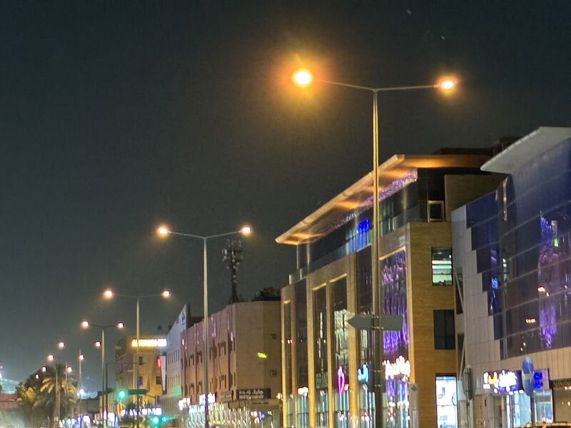 رنگ سفیدتر و نور مایل به آبی بیشتر اغلب باعث می شود افراد احساس خنکی کنند.